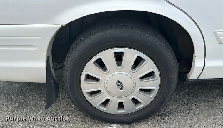 image for item ML9075 2010 Ford Crown Victoria