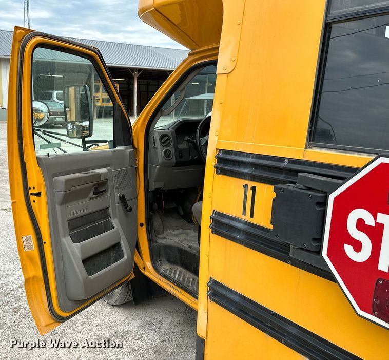 image for item ML9124 2010 Ford Econoline E450 Super Duty  school bus