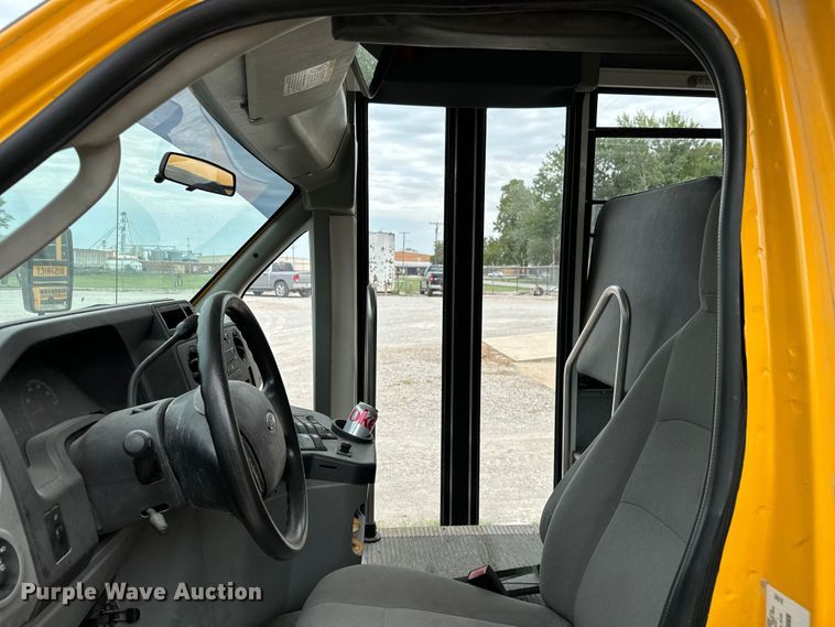 image for item ML9124 2010 Ford Econoline E450 Super Duty  school bus