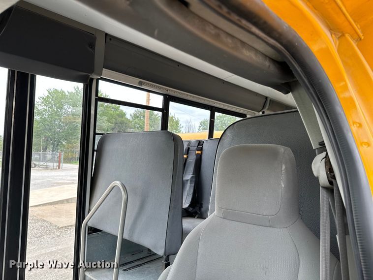 image for item ML9124 2010 Ford Econoline E450 Super Duty  school bus