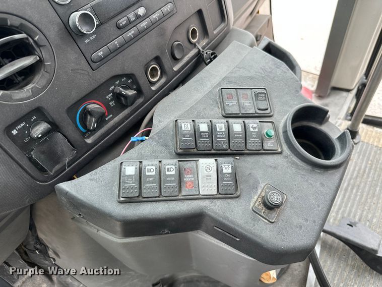 image for item ML9124 2010 Ford Econoline E450 Super Duty  school bus