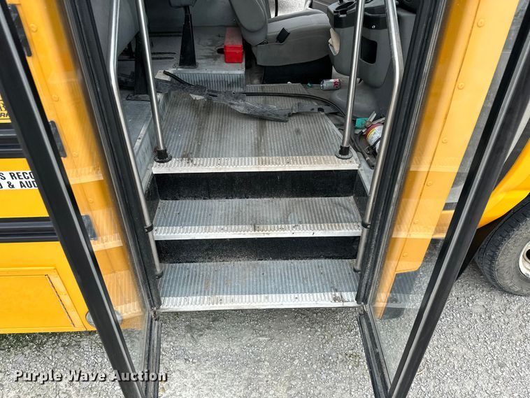 image for item ML9124 2010 Ford Econoline E450 Super Duty  school bus