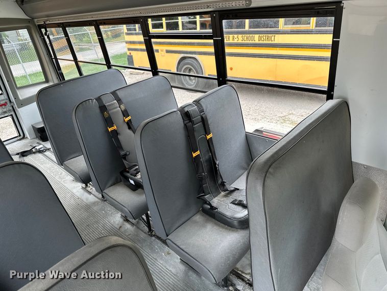 image for item ML9124 2010 Ford Econoline E450 Super Duty  school bus