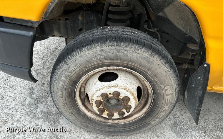 image for item ML9124 2010 Ford Econoline E450 Super Duty  school bus