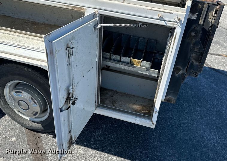 image for item ML9166 1995  Ford F250 XL  utility bed pickup truck