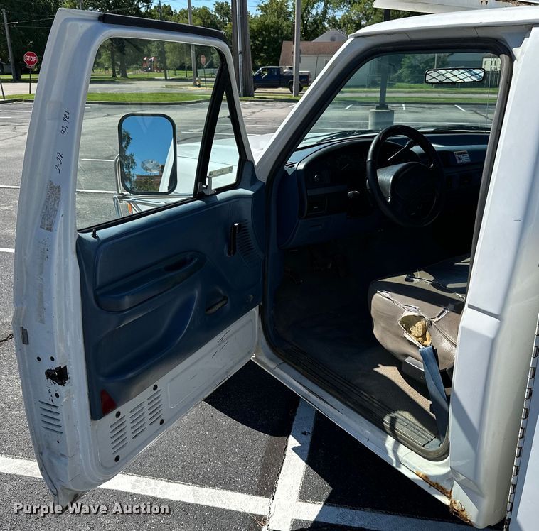 image for item ML9166 1995  Ford F250 XL  utility bed pickup truck