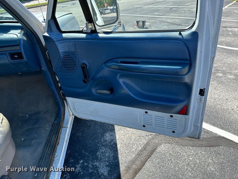 image for item ML9166 1995  Ford F250 XL  utility bed pickup truck