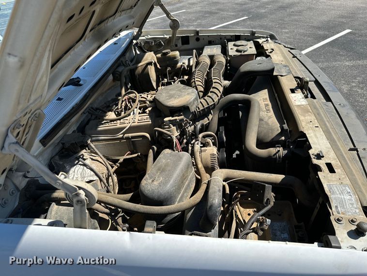 image for item ML9166 1995  Ford F250 XL  utility bed pickup truck