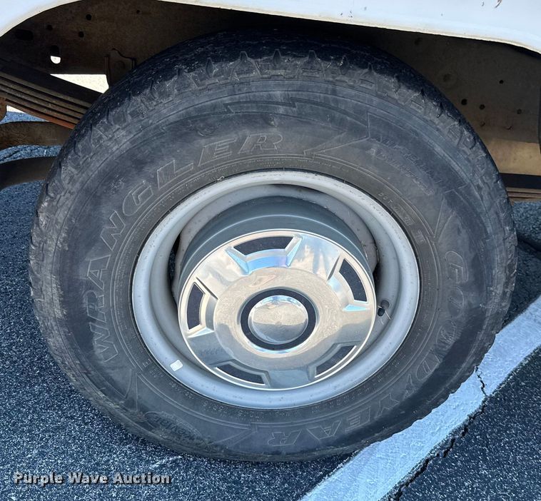 image for item ML9166 1995  Ford F250 XL  utility bed pickup truck