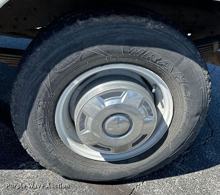 image for item ML9166 1995  Ford F250 XL  utility bed pickup truck