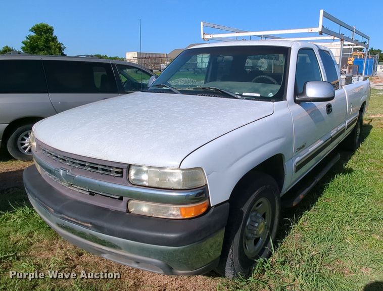 image for item MY9498 1999 Chevrolet Silverado 2500  Ext. Cab pickup truck