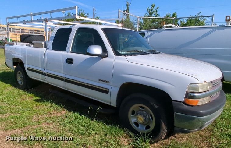 image for item MY9498 1999 Chevrolet Silverado 2500  Ext. Cab pickup truck