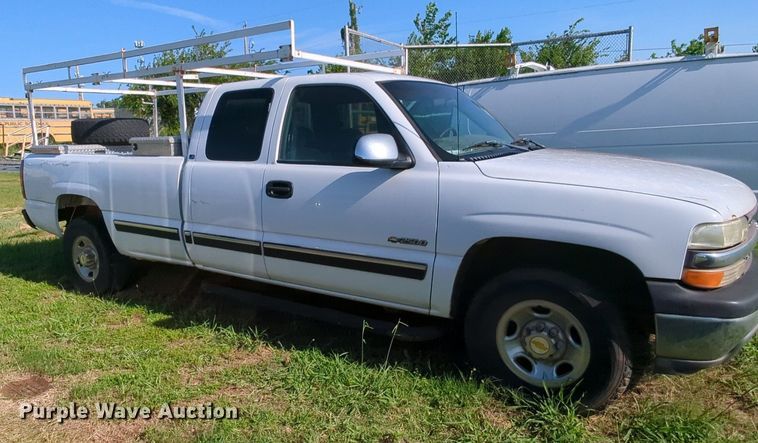 image for item MY9498 1999 Chevrolet Silverado 2500  Ext. Cab pickup truck