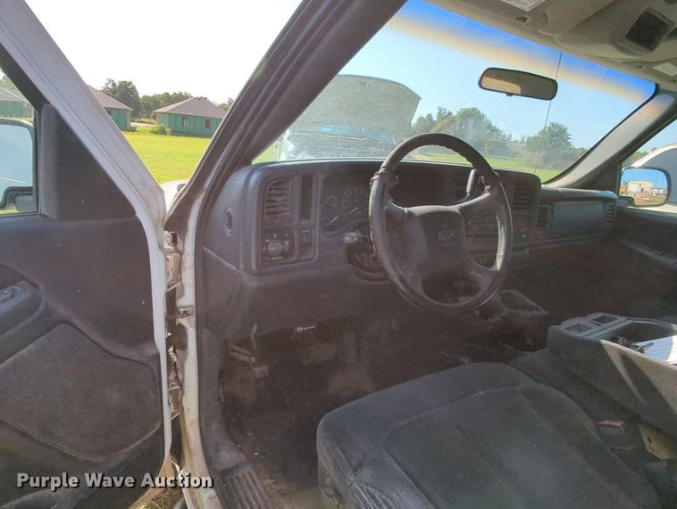 image for item MY9498 1999 Chevrolet Silverado 2500  Ext. Cab pickup truck