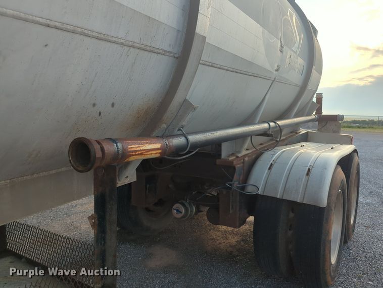 image for item MY9894 1994 Heil  tank trailer