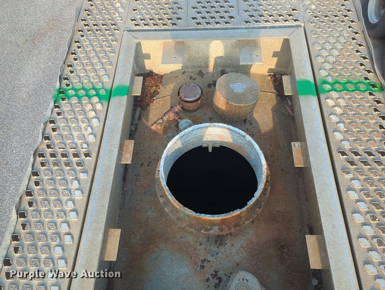 image for item MY9894 1994 Heil  tank trailer