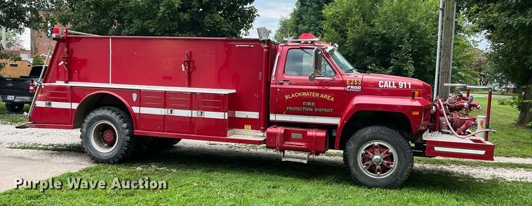 image for item NA9076 1987 Ford F800  pumper fire truck
