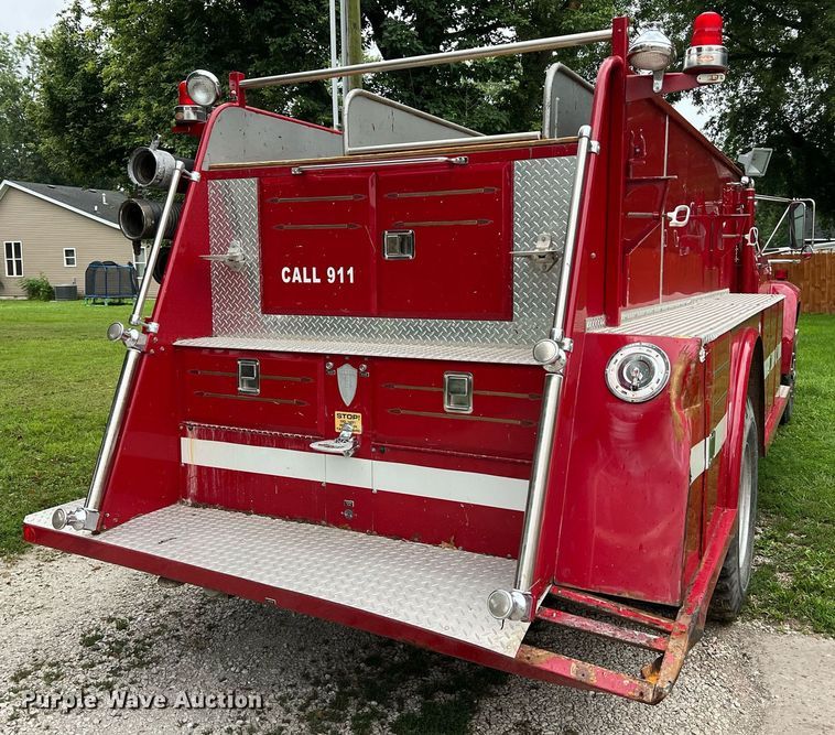 image for item NA9076 1987 Ford F800  pumper fire truck