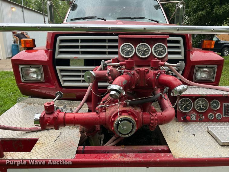image for item NA9076 1987 Ford F800  pumper fire truck