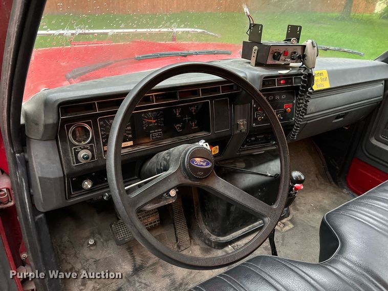 image for item NA9076 1987 Ford F800  pumper fire truck