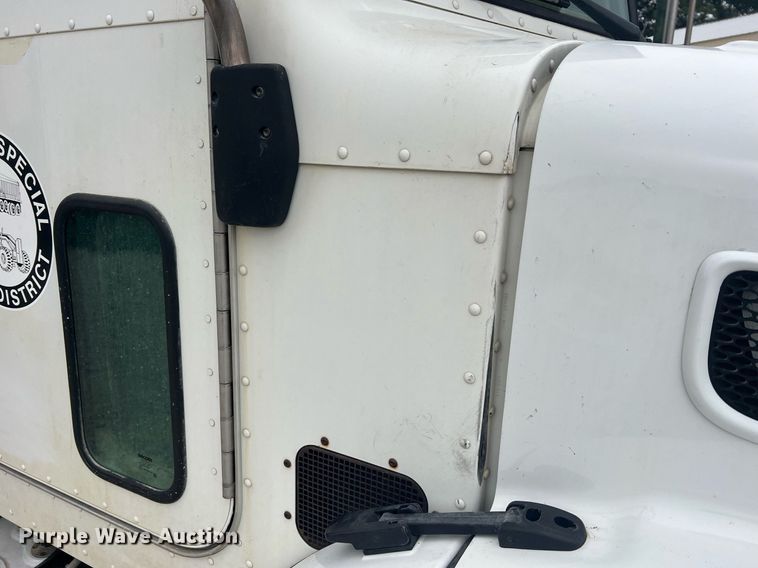 image for item NI9020 2007 Peterbilt 335  dump truck