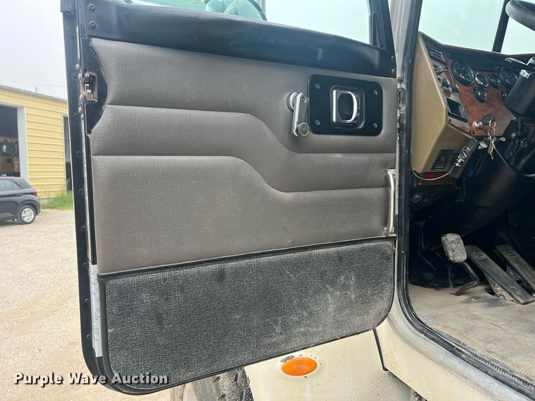 image for item NI9020 2007 Peterbilt 335  dump truck