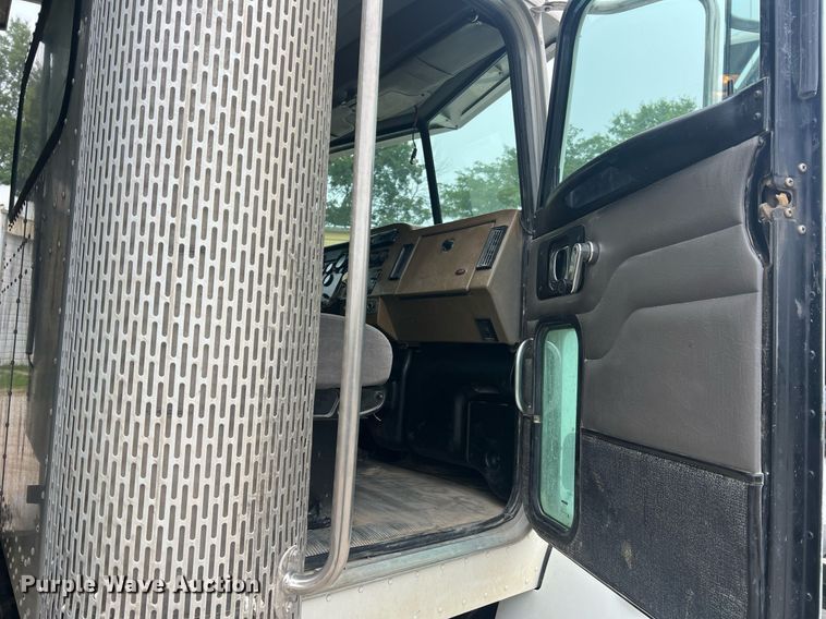 image for item NI9020 2007 Peterbilt 335  dump truck