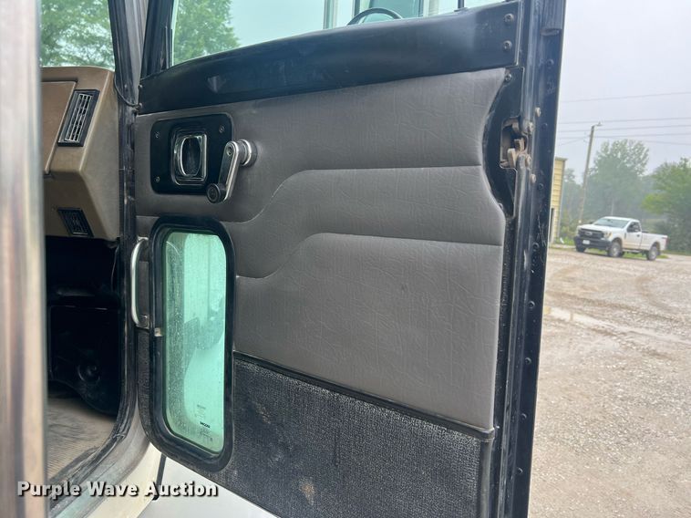 image for item NI9020 2007 Peterbilt 335  dump truck