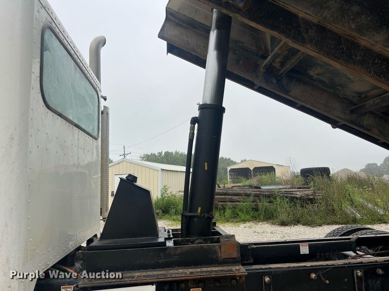 image for item NI9020 2007 Peterbilt 335  dump truck