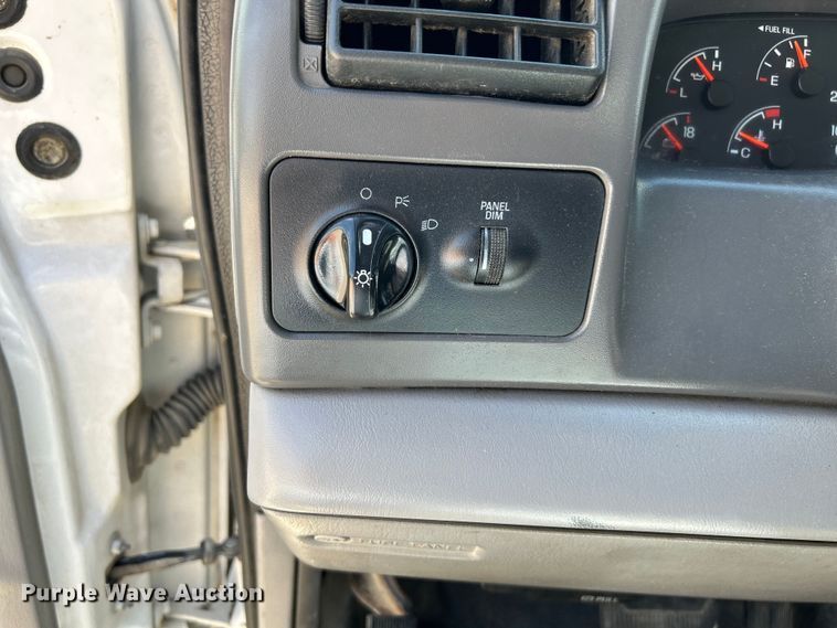 image for item NL9463 2000 Ford F350 Super Duty XL  Crew Cab pickup truck