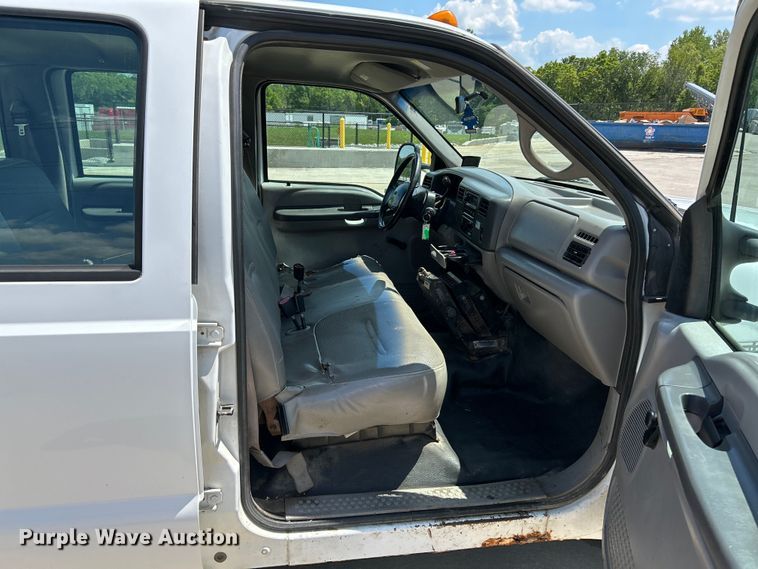 image for item NL9463 2000 Ford F350 Super Duty XL  Crew Cab pickup truck