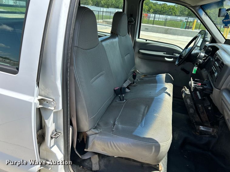 image for item NL9463 2000 Ford F350 Super Duty XL  Crew Cab pickup truck