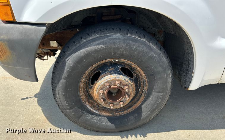 image for item NL9463 2000 Ford F350 Super Duty XL  Crew Cab pickup truck