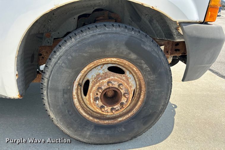 image for item NL9463 2000 Ford F350 Super Duty XL  Crew Cab pickup truck