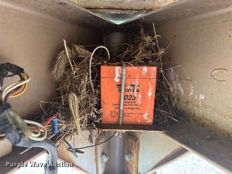 image for item NM9428 1995 Diamond D  livestock trailer