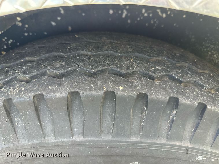 image for item NM9428 1995 Diamond D  livestock trailer