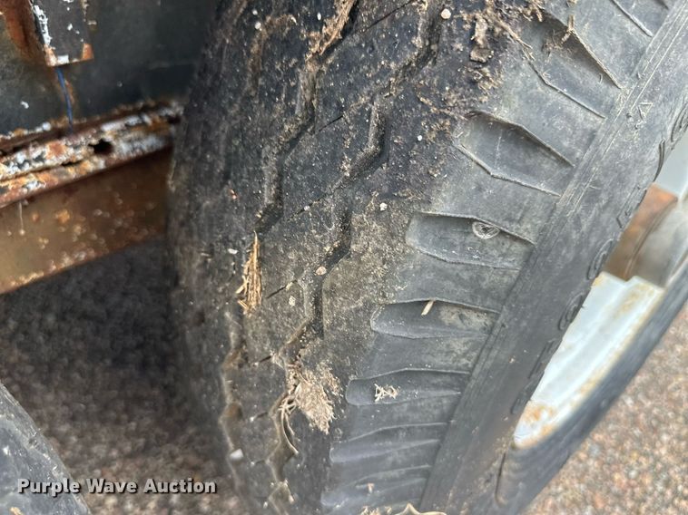 image for item NM9428 1995 Diamond D  livestock trailer