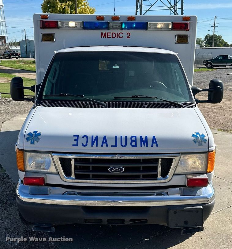 image for item NP9972 2004 Ford E450  ambulance