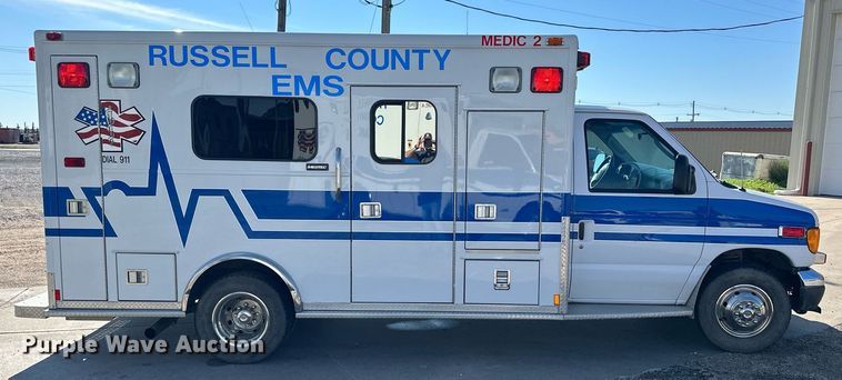 image for item NP9972 2004 Ford E450  ambulance