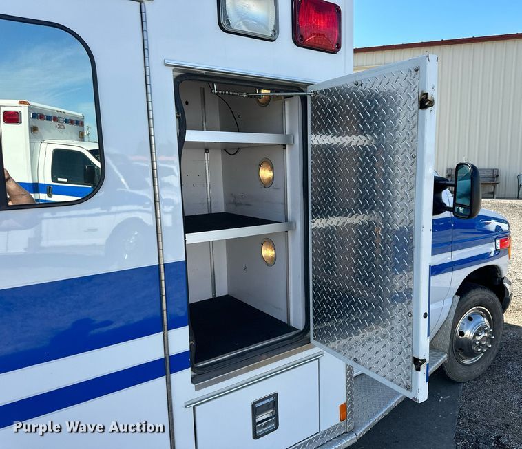 image for item NP9972 2004 Ford E450  ambulance