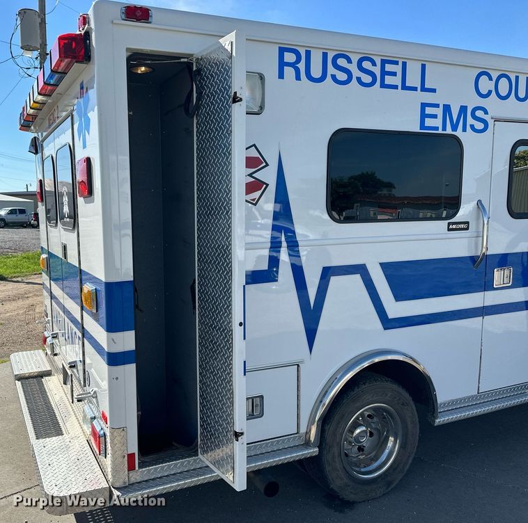 image for item NP9972 2004 Ford E450  ambulance