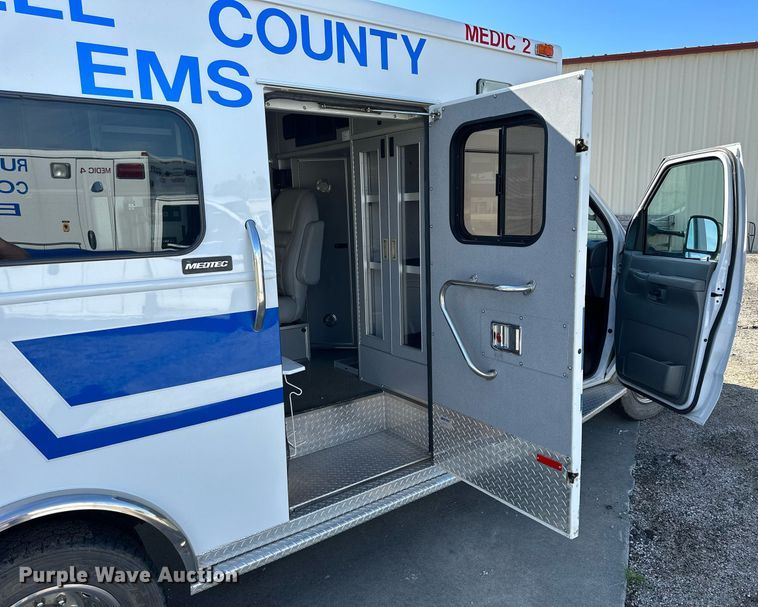 image for item NP9972 2004 Ford E450  ambulance