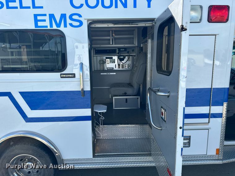 image for item NP9972 2004 Ford E450  ambulance
