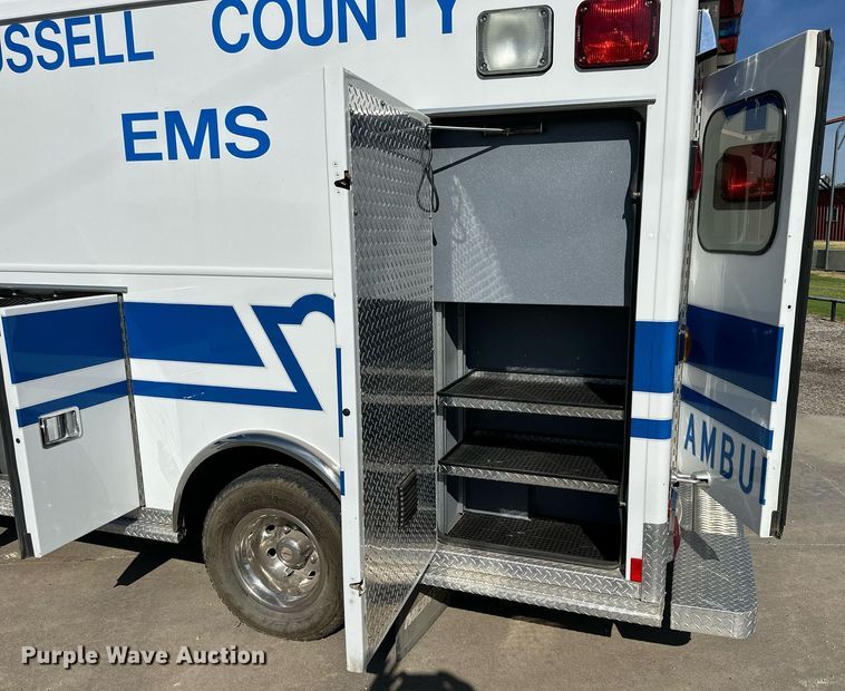 image for item NP9972 2004 Ford E450  ambulance