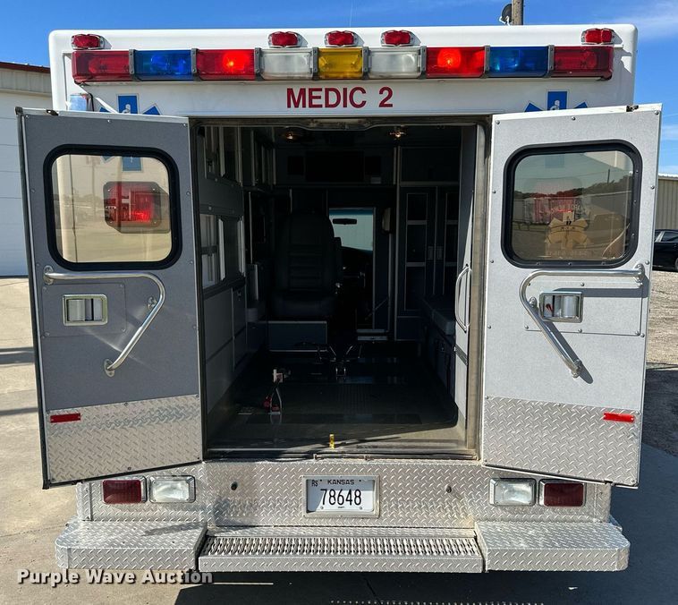 image for item NP9972 2004 Ford E450  ambulance