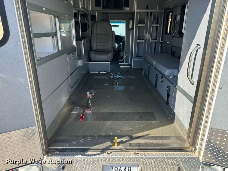 image for item NP9972 2004 Ford E450  ambulance