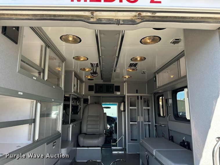 image for item NP9972 2004 Ford E450  ambulance