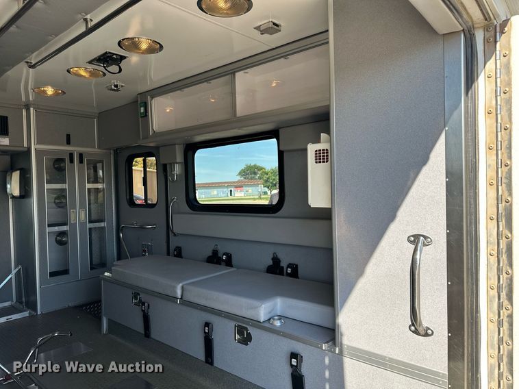 image for item NP9972 2004 Ford E450  ambulance