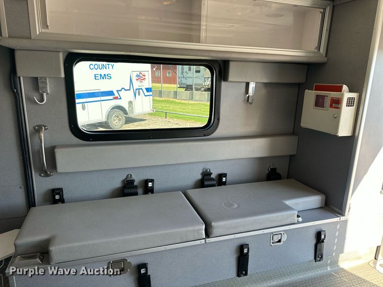 image for item NP9972 2004 Ford E450  ambulance