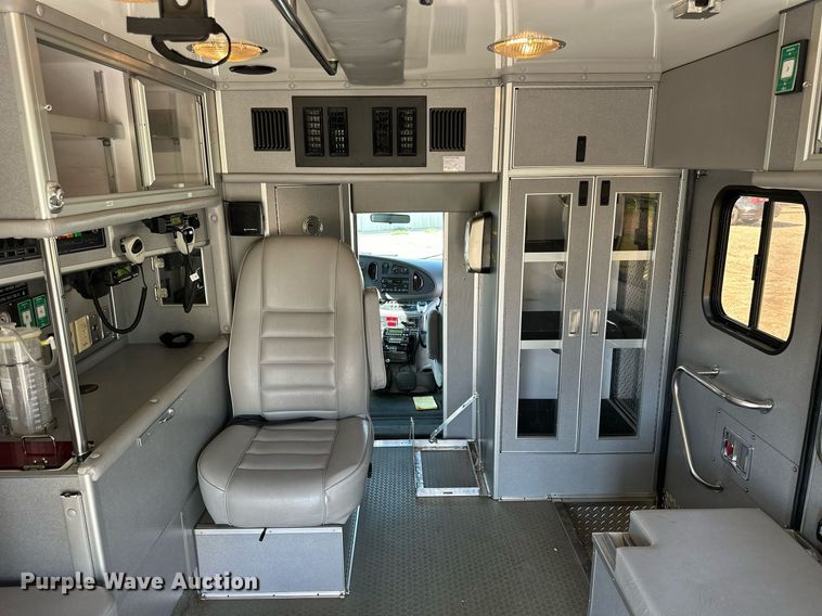 image for item NP9972 2004 Ford E450  ambulance
